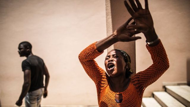 Une femme, à Libreville, le 6 septembre 2016, cherche à avoir des nouvelles de proches arrêtés durant les manifestations qui ont suivi l'annonce des résultats de l'élection présidentielle.
