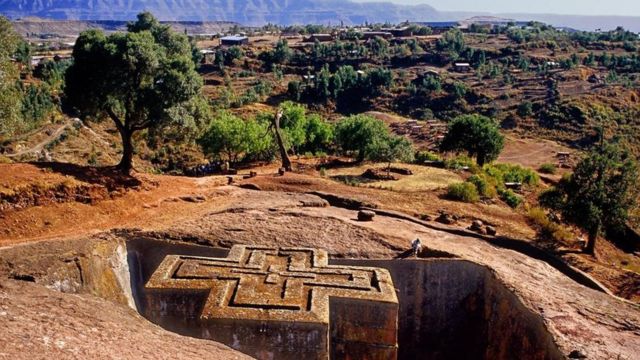 Una vista de una de las iglesias desde la superficie