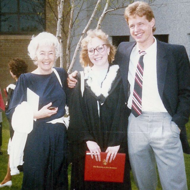 Pauline Dakin (centro) en su graducación de la universidad con su madre Ruth Dakin y su hermano Teddy en 1987.