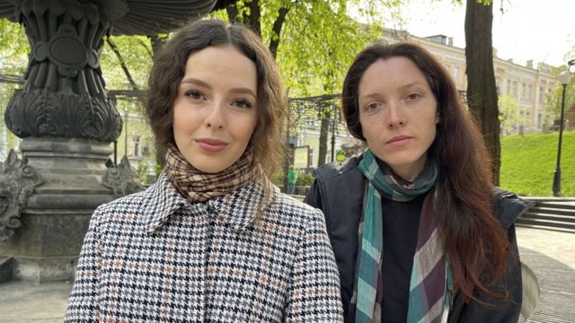 奥尔加（左）和娜塔莉亚是敦促基辅采取行动的女性之一(photo:BBC)