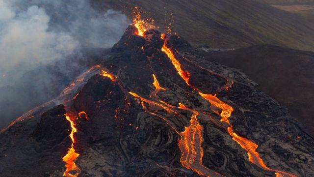 Volcán Fagradalsfjall en erupción.