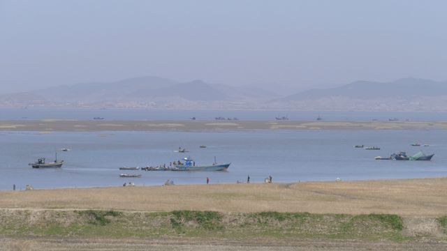 Barcos pesqueros en el río Chong Chon de Corea del Norte.