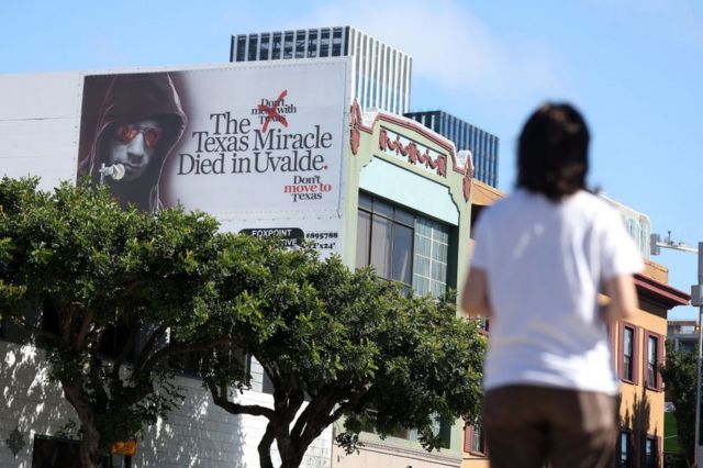 Valla publicitaria con "The Texas Miracle Died in Uvalde" en San Francisco el 25 de agosto.