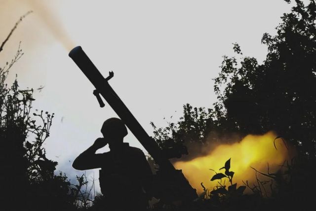 یک سرباز اوکراینی خمپاره‌‌ای را به سوی آودیئیفکا در خطوط مقدم جنگ در منطقه دونباس شلیک می‌کند