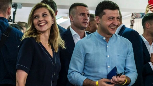Olena Zelenska (L) and her husband, Ukrainian President Volodymyr Zelenskiy (R), cast their vote in the July 21, 2019 parliamentary elections in Kiev, Ukraine.