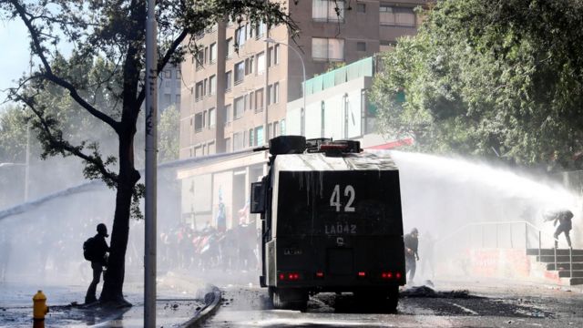 Tanque lanzando agua para dispersar a los manifestantes