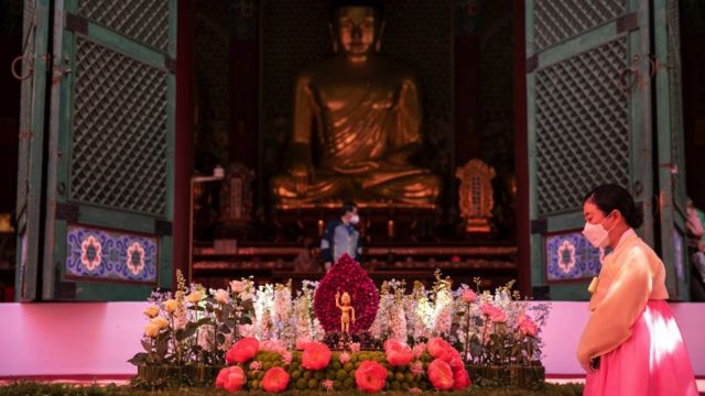 كورية تحتفل بمولد بوذا في معبد جوغي في سيول في 19 مايو/ أيار 2021