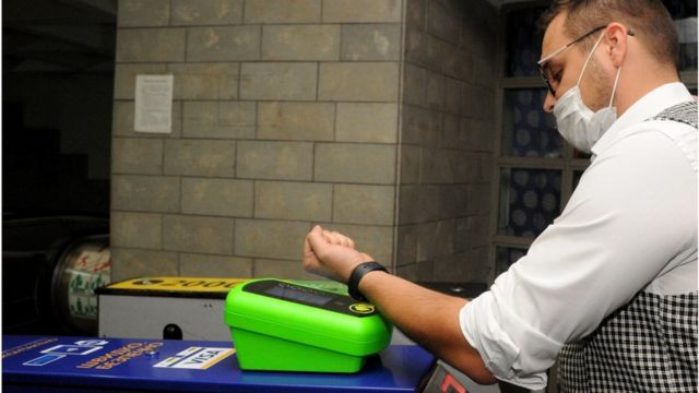 Безготівкові розрахунки - сфера, де українці вже мають переваги перед багатьома європейцями. Нарпиклад, можуть розрахуватися за проїзд у громадському транспорті через смарт-годинник