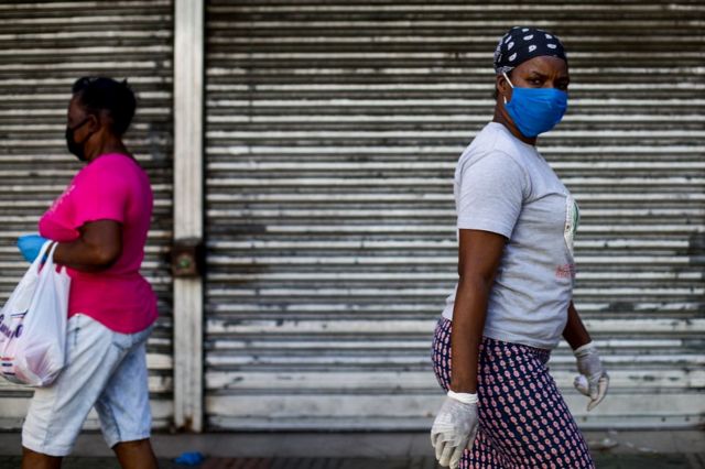 Mujeres caminan por Santo Domingo, República Dominicana, el 20 de abril.