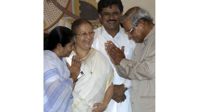 2003मध्ये अटल बिहारी वाजपेयींच्या एनडीए सरकारमध्ये ममता बॅनर्जी मंत्री होत्या.