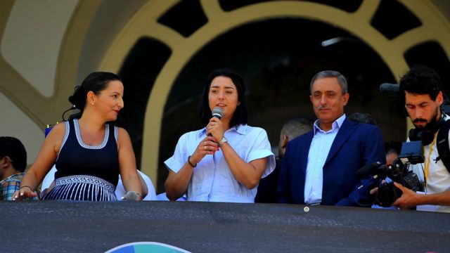 لاعبة التنس التونسية تلقي خطابا أمام المسرح البلدي بشارع الحبيب بورقيبة بتونس العاصمة