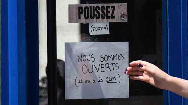 علامتی دست‌نویس پشت در بسته فروشگاهی در فرانسه؛ بحران انرژِی