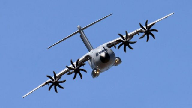 Un avion militaire Airbus A400 effectue une démonstration en vol le jour de l'ouverture du 52e Salon international de l'aéronautique et de l'espace de Paris au Bourget, le 19 juin 2019