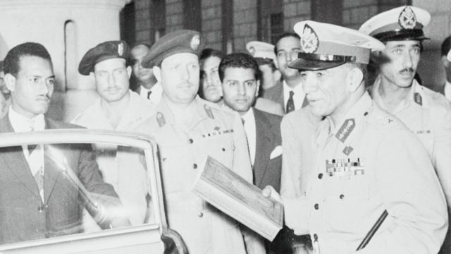 صورة بتاريخ 14 نوفمبر عام 1954 لدى الإطاحة بنجيب