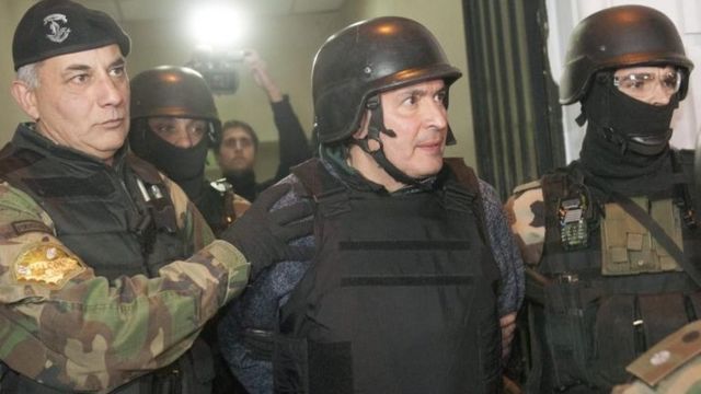 José López, exsecretario de Obras Públicas del gobierno de Fernández fue detenido mientras arrojaba bolsas con dinero sobre la pared de un convento en Buenos Aires.