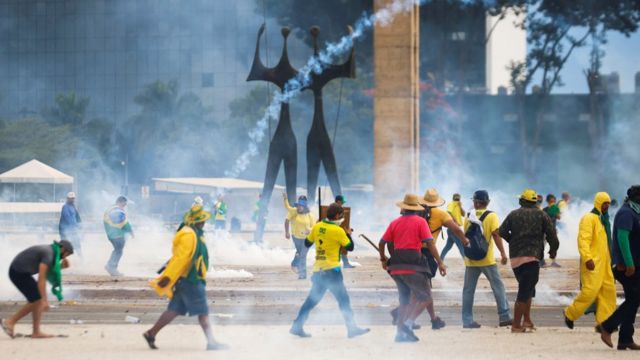 Apoiadores do presidente Jair Bolsonaro atacam prédios dos três poderes em Brasília