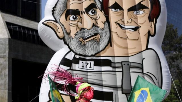 Boneco de Lula e Bolsonaro