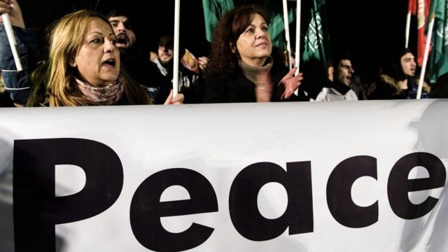 متظاهرون من القبارصة من الجانبين في مسيرة