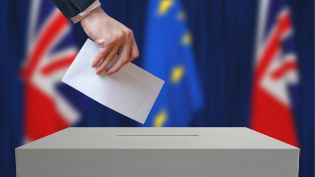 Voto sendo colocado em urna