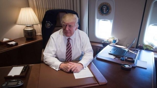 Madaxweynihii hore ee Mareykanka Trump xilli uu ku sugnaa gudaha diyaaradda Airforce One