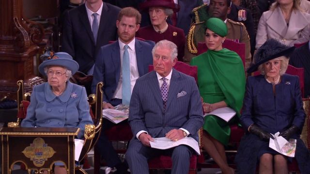 Краљица је седела поред принца Чарлса и Камиле, испред Сасекса