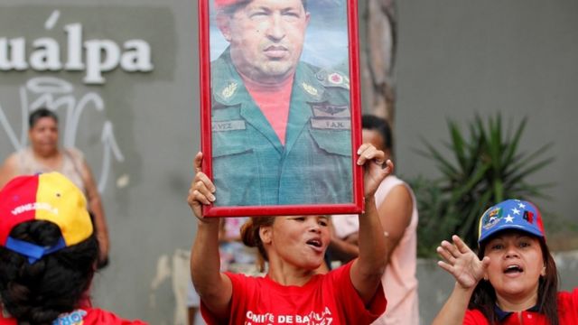 2013年に死去したチャベス前大統領の写真を掲げる政権支持者
