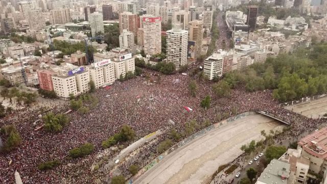 La manifestación de este viernes ya fue calificada como la más masiva desde el retorno de la democracia a Chile.