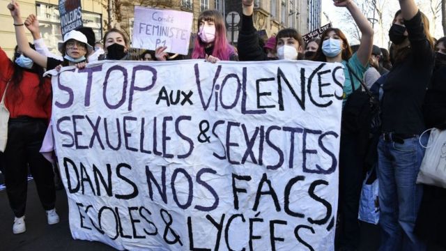 Protesto pede o fim da violência contra as mulheres em 8 de março, Dia Internacional da Mulher, na França