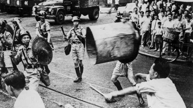 香港防暴警察在街上与左派示威者冲突（1967年）