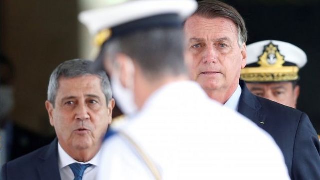 Braga Netto ao lado de Bolsonaro, nesta quarta-feira