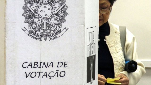 Mulher vota em São Paulo
