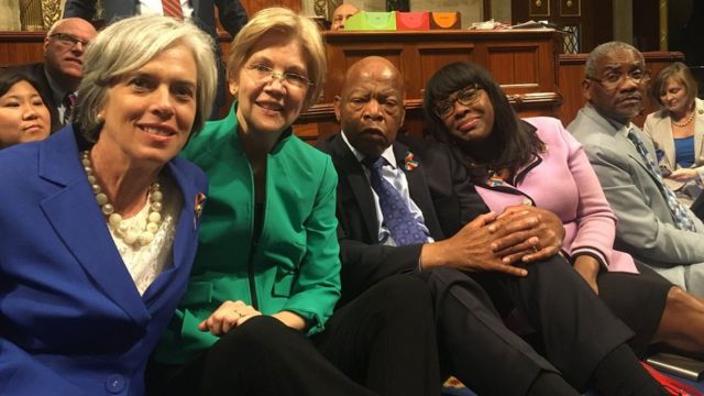 Congresistas demócratas durante la sentada.