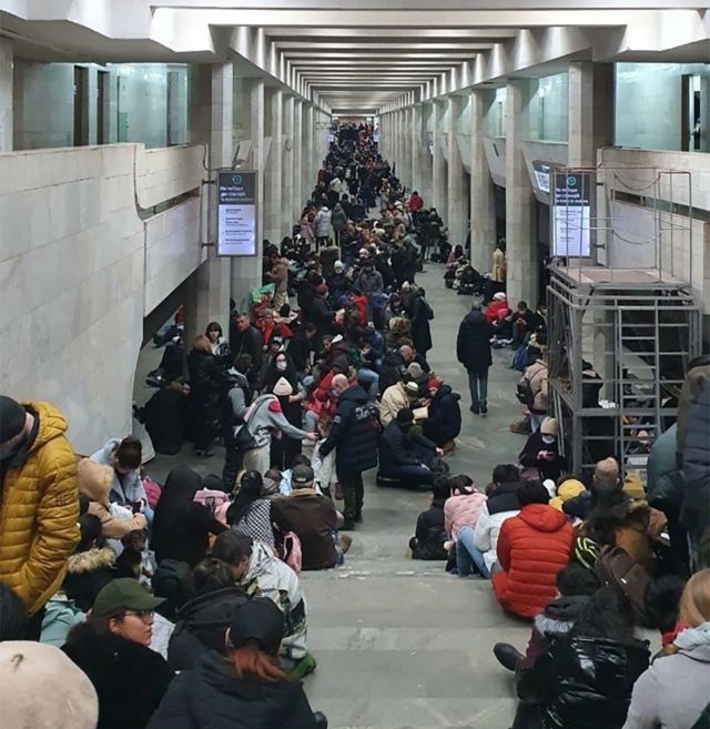 Civiles se refugian en una estación de metro en Kharkiv, Ucrania