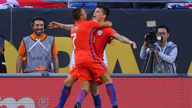 Alexis Sánchez celebra el primer gol con Charles Aránguiz