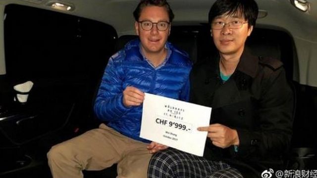酒店經理親自到中國道歉、退款。唐家三少(右)讚酒店誠實。