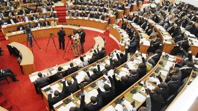 Des députés ivoiriens se prononcent sur des projets de loi présentés par le gouvernement au siège de l'Assemblée nationale, le 21 Novembre 2012 à Abidjan.