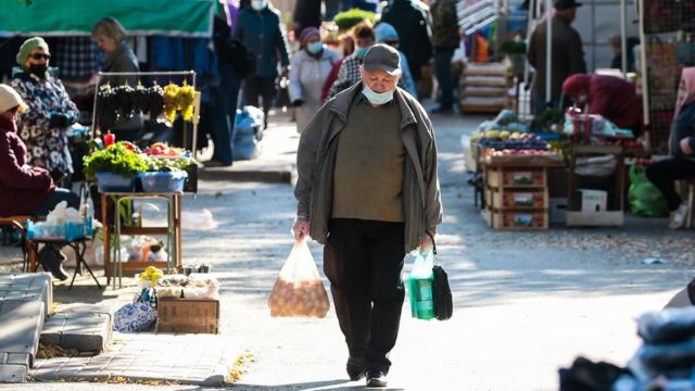 Жители Волгограда на рынке во время ограничительных мер в период пандемии