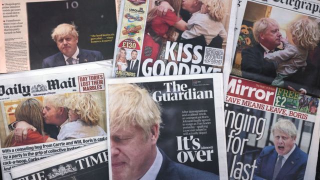 صورة للصفحات الأولى من الصحف البريطانية بعد خطاب الاستقالة الذي ألقاه بوريس جونسون يوم 8 يوليو/ تموز 2022 في لندن.