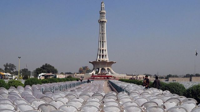 مینارِ پاکستان قراردادِ لاہور کی یادگار جس کی تعمیر کی رقم سینما گھروں اور گھڑ دوڑ کی ٹکٹوں سے 