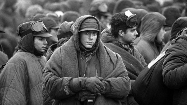 Prisioneros de guerra argentinos en las islas Malvinas/Falklands, el 15 de junio de 1982
