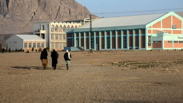 今年2月，阿富汗公立大学校园重新对男女学生开放。(photo:BBC)