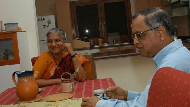 穆尔蒂也深受母亲苏达·穆尔蒂（Sudha Murty，左）的影响。而为了让孩子明白“简单和节俭的重要性”，穆尔蒂先生还刻意不在家中装电视。(photo:BBC)