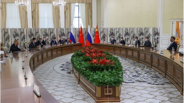 9月15日，在乌兹别克斯坦撒马尔罕举行的上海合作组织成员国元首理事会第22次峰会期间，俄罗斯总统普京（左）与中国国家主席习近平举行了会晤。(photo:BBC)