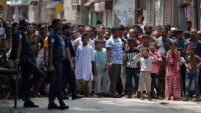 Abaturage bateraniye mu mihanda bitegereza ighe igitero cyagabwaga na polisi i Narayanganj