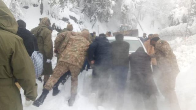 பாகிஸ்தான் பனிப்பொழிவில் சிக்கிய பயணிகள்