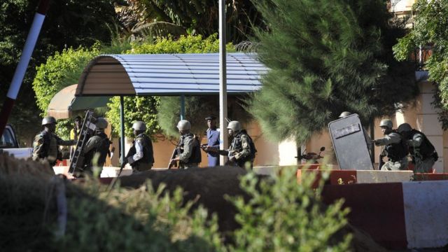 Les troupes maliennes derrière l'hôtel Radisson Blu de Bamako pris d'assaut par un groupe de terroristes le 20 novembre 2015.
