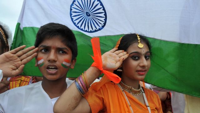 तिरंगा लहराते बच्चे