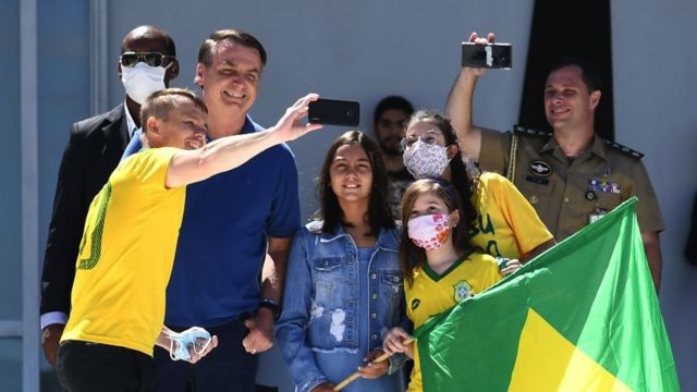 Bolsonaro and his daughter take a selfie with a family of supporters on Sunday (3) in Brasilia