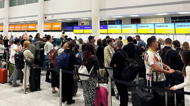 Gatwick Havalimanı'nda bekleyen yolcular