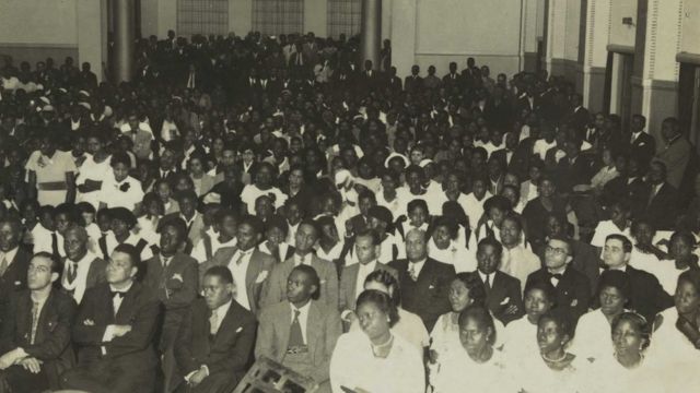 Salão cheio de associados da Frente Negra Brasileira em festa de aniversário da entidade em 1935